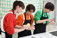 ユーキ（左）の餃子作りを手伝うハルとタクヤ。