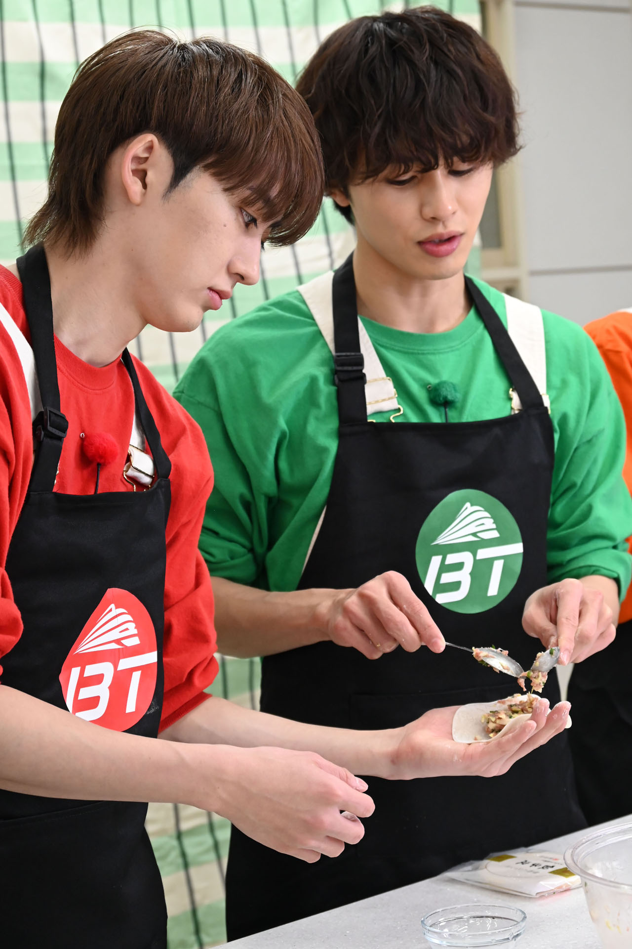 一緒に餃子を包むユーキとタクヤ。