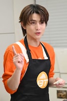 餃子包みを手伝うハル。