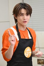 餃子包みを手伝うハル。