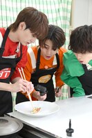 ユーキの“実家飯”調理の様子。