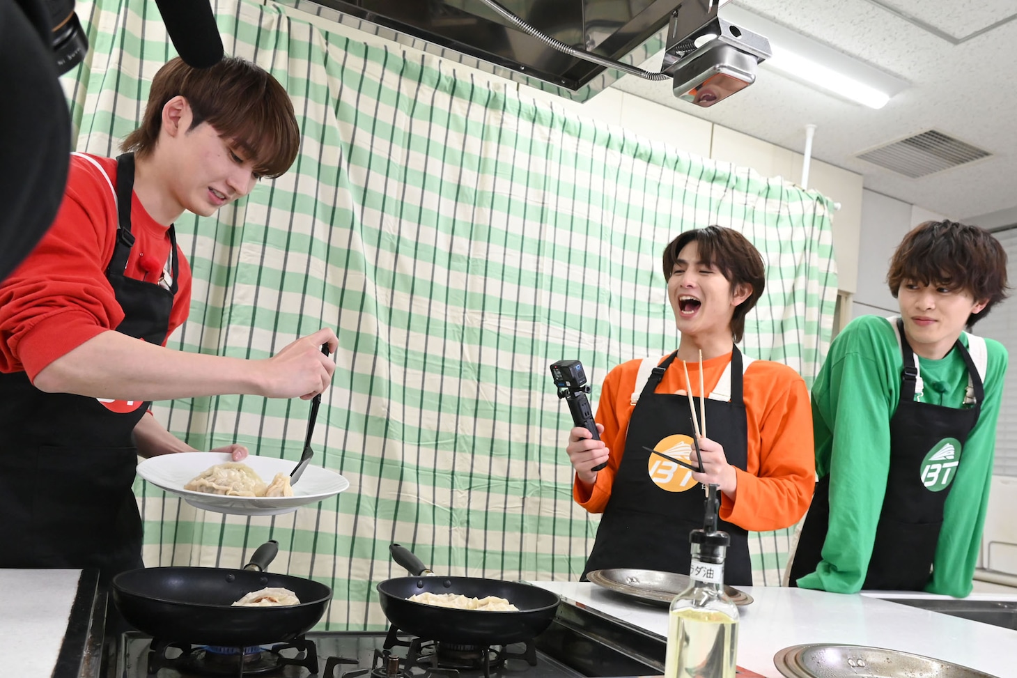 ユーキの“実家飯”調理の様子。