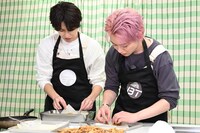 春巻を包むタカシとシューヤ。