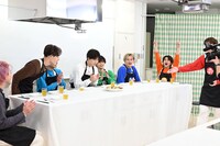 “実家飯”の実食の様子。