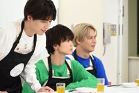 ユーキの餃子を見つめるタカシ。