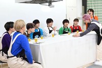 “実家飯”の実食の様子。