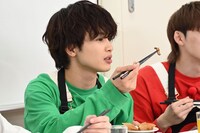 つまんだしいたけを見つめるタクヤ。