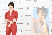 左から岩橋玄樹、1st写真集「Labneh」パネル。