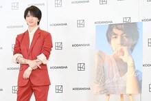 左から岩橋玄樹、1st写真集「Labneh」パネル。
