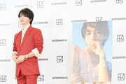 左から岩橋玄樹、1st写真集「Labneh」パネル。
