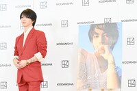左から岩橋玄樹、1st写真集「Labneh」パネル。