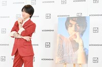 1st写真集「Labneh」の表紙カットと同じポーズをする岩橋玄樹。