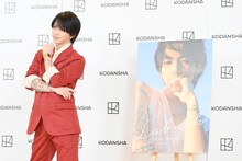 1st写真集「Labneh」の表紙カットと同じポーズをする岩橋玄樹。