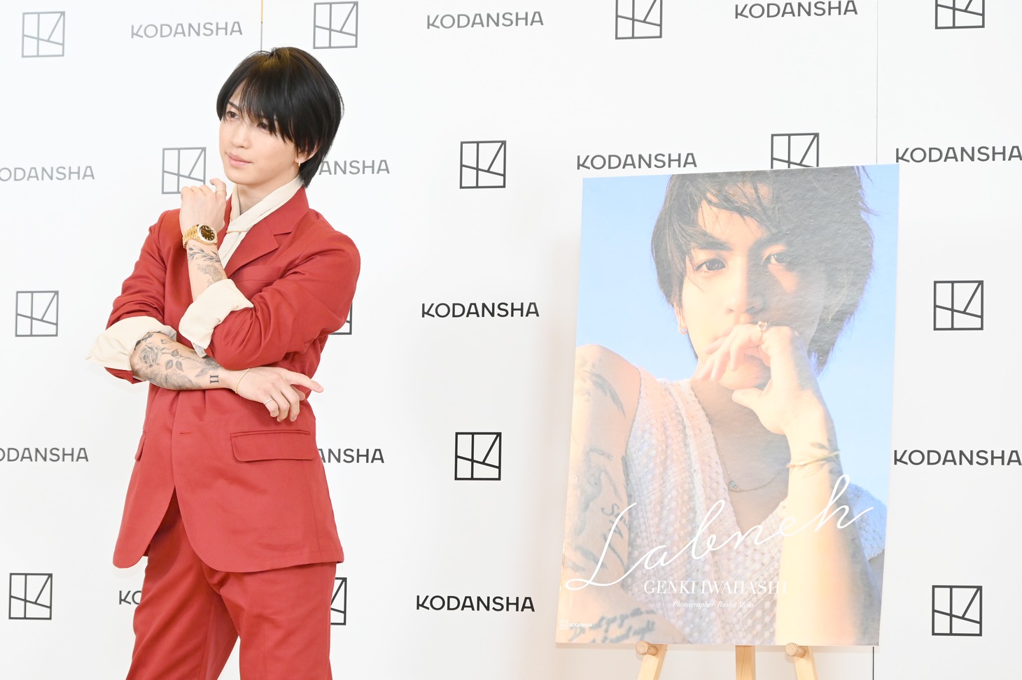 1st写真集「Labneh」の表紙カットと同じポーズをする岩橋玄樹。