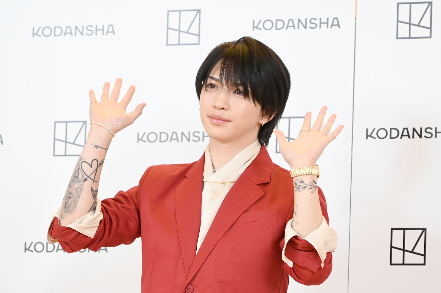 ムービーカメラに手を振る岩橋玄樹。