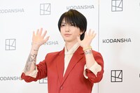 ムービーカメラに手を振る岩橋玄樹。