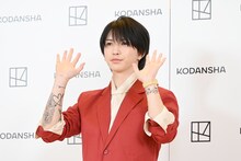 ムービーカメラに手を振る岩橋玄樹。