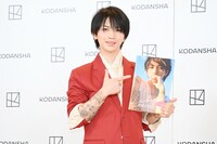 1st写真集「Labneh」をアピールする岩橋玄樹。