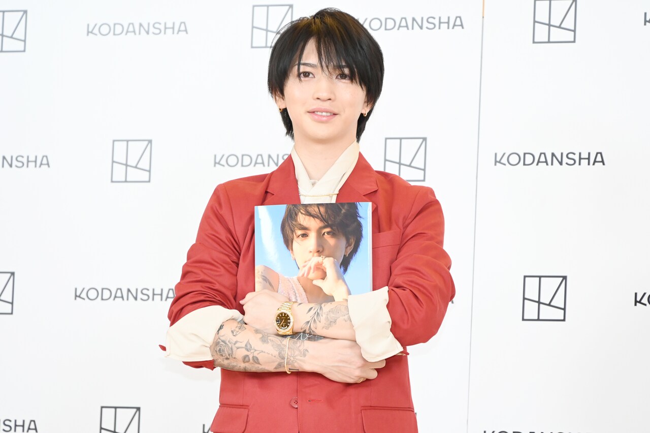 1st写真集「Labneh」を抱き締める岩橋玄樹。