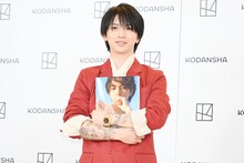 1st写真集「Labneh」を抱き締める岩橋玄樹。