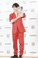 1st写真集「Labneh」をアピールする岩橋玄樹。