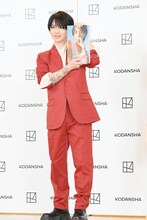 1st写真集「Labneh」をアピールする岩橋玄樹。