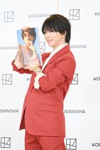 1st写真集「Labneh」をアピールする岩橋玄樹。