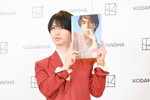 1st写真集「Labneh」をアピールする岩橋玄樹。