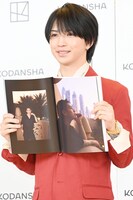 1st写真集「Labneh」のお気に入りカットをアピールする岩橋玄樹。