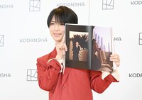 1st写真集「Labneh」のお気に入りカットを見せる岩橋玄樹。