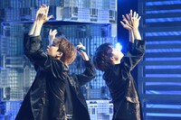 「Kiss Me Baby」のスタジオライブの様子。