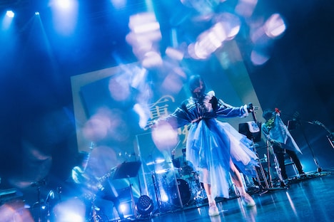 「三月のパンタシア LIVE 2024『ブルーアワーを飛び越えて』」の様子。（Photo by Kana Tarumi）