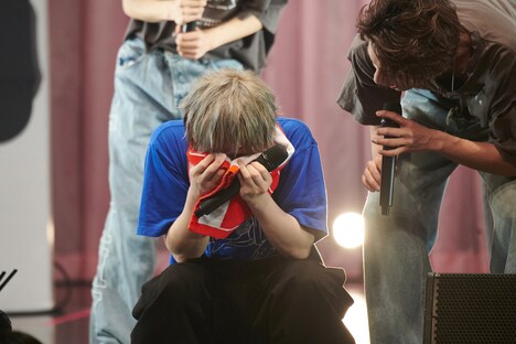 サプライズで誕生日を祝われ、涙を流す春斗。（撮影：上溝恭香）