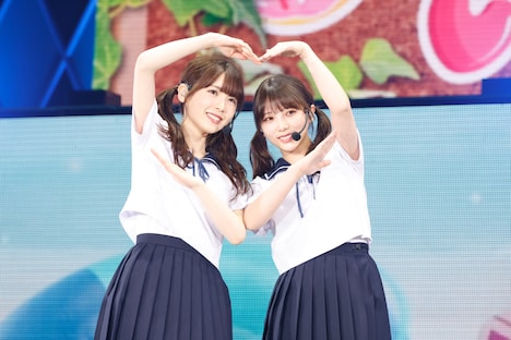 左から筒井あやめ、与田祐希。 (c)乃木坂46LLC