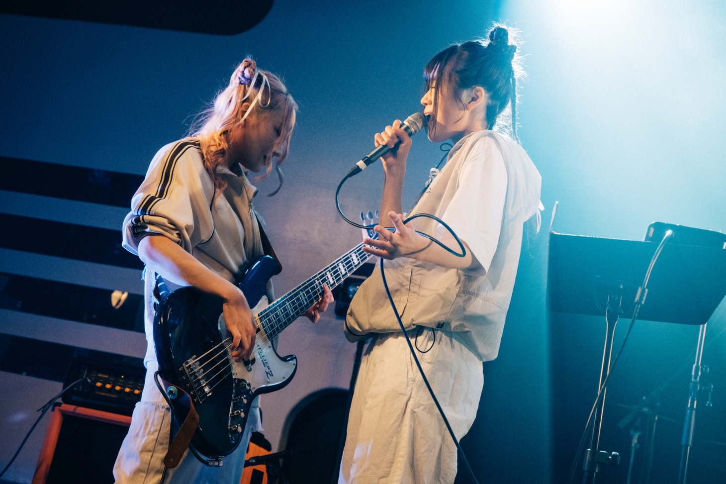 やまもとひかる（B / Aooo）、石野理子（Vo / Aooo）。（Photo by Kana Tarumi）