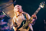 やまもとひかる(B / Aooo)(Photo by Kana Tarumi)