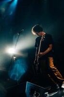 イワイエイキチ（B / Aooo）（Photo by Kana Tarumi）