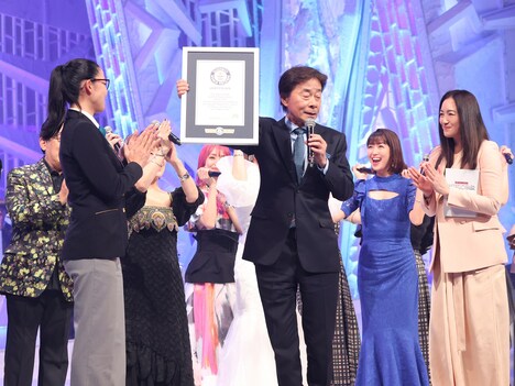ギネス世界記録の認定証を受け取るフジテレビ社長の港浩一氏。(c)フジテレビ