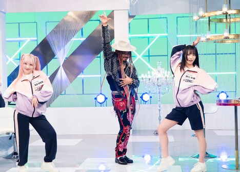 「=LOVExLOVE」より、ケント・モリとのコラボパフォーマンスの様子。(c)日本テレビ