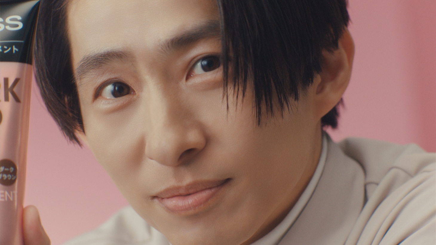 「サイオス カラートリートメント」のテレビCM「ストレートトーク」編より。