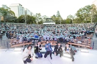 ファンと記念撮影する藤巻亮太。（Photo by Ryo Higuchi）