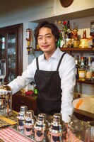 和田聰宏演じるマスター。 (c)「ゴーストヤンキー」製作委員会・MBS