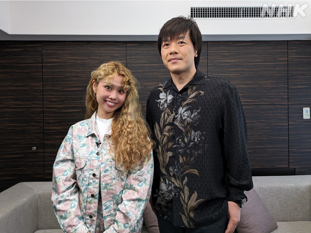 左からpeco、平野啓一郎。 (c)NHK