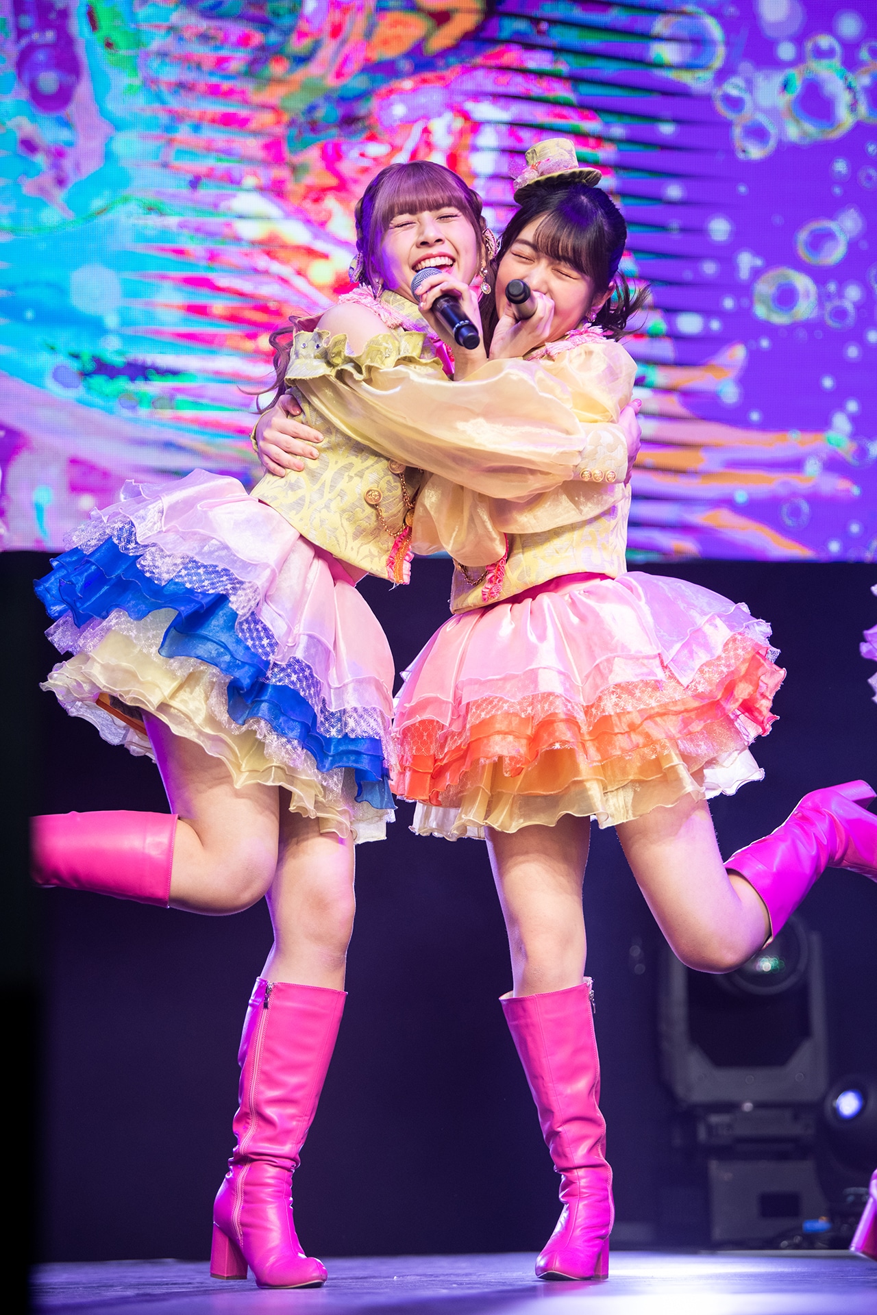 抱き合う藤崎未来（左）と吉村萌南（右）。