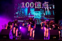 デビュー曲「100億点」をパフォーマンスするラフ×ラフ。