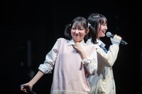 JKスタイルで登場した永松波留（左）と夏目涼風（右）。