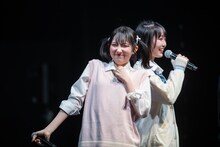 JKスタイルで登場した永松波留（左）と夏目涼風（右）。