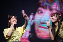 アクリルスタンドを紹介する吉村萌南（左）と日比野芽奈（右）。