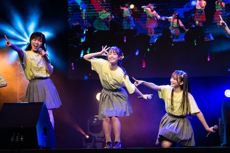 左から高梨結、齋藤有紗、日比野芽奈。