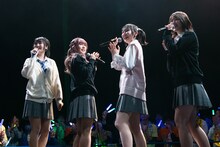 JKスタイルで登場した夏目涼風、ヒステリック藤崎、永松波留、佐々木楓菜（左から）。